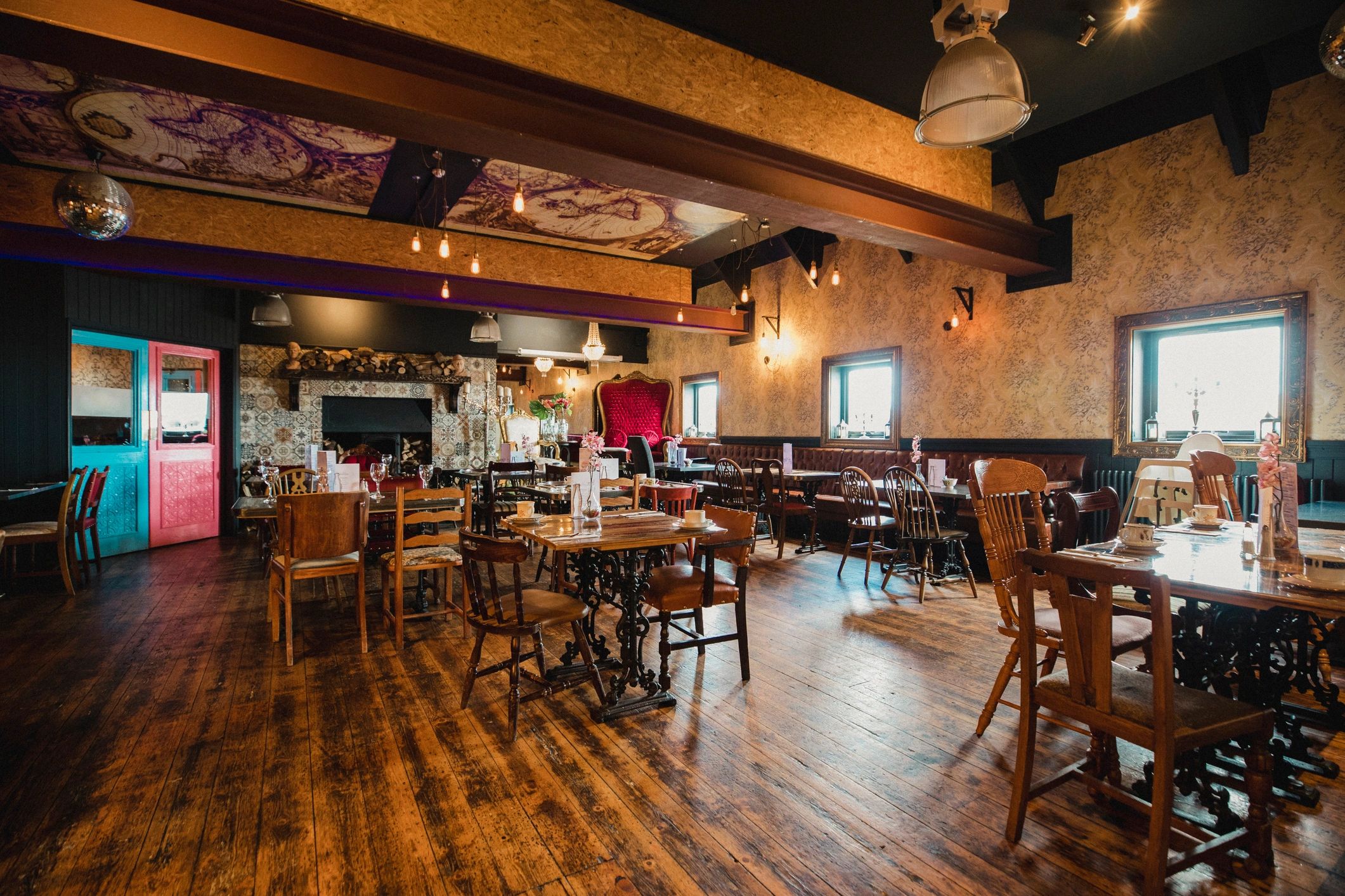 Restaurant setting for live culinary evenings