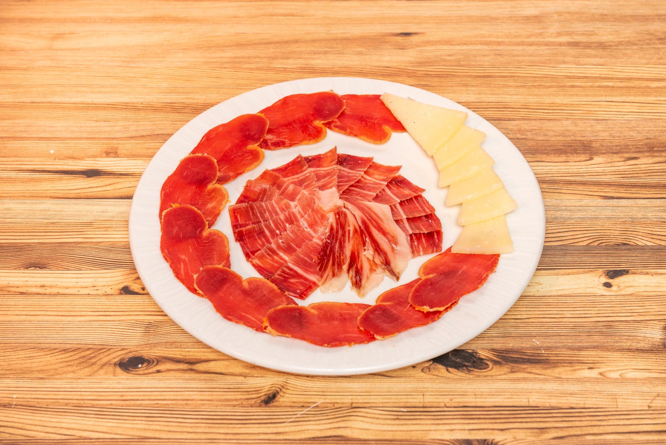 Iberian wine and tapas used as visual support for gifting testimonial