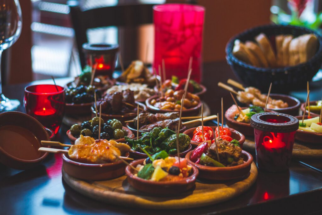 Mehrere gefüllte Tapas-Schalen in einer Tapas-Bar